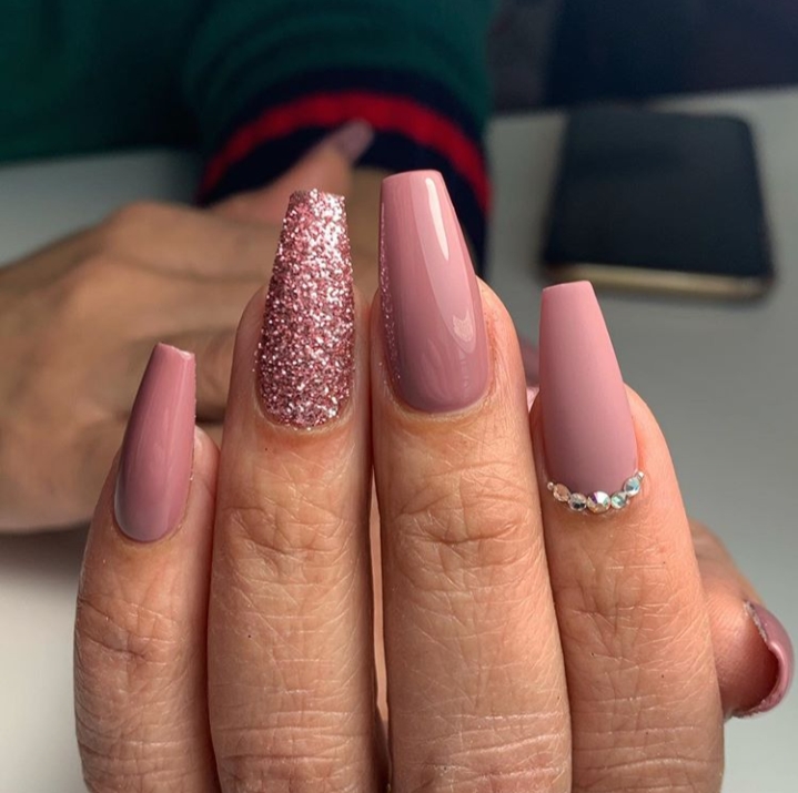 Stunning Mauve Nails For A Flawless Look