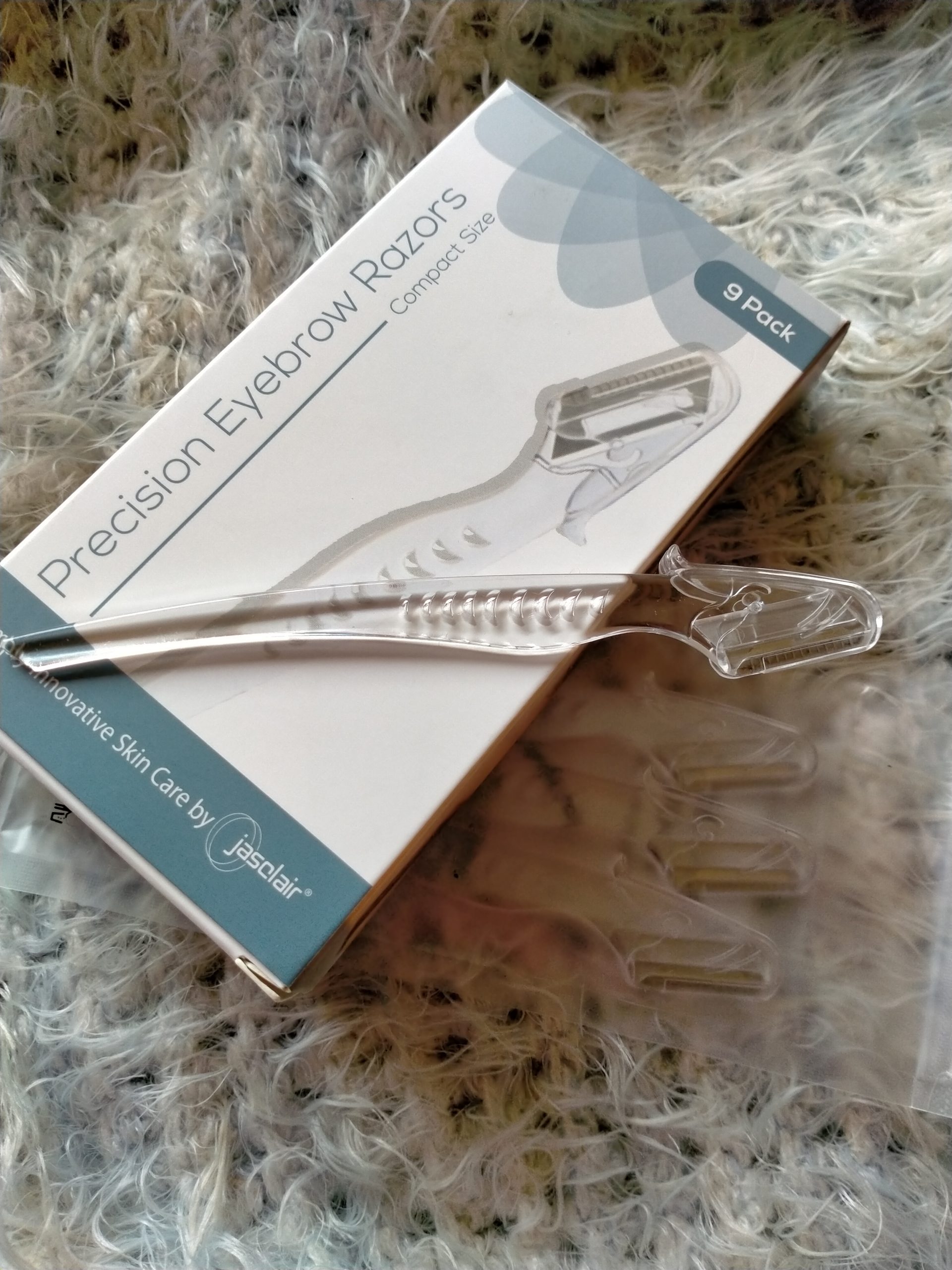 How to Trim & Shape Your Eyebrows at Home {Reviewing Jasclair’s Touch-up Eyebrow Razor}